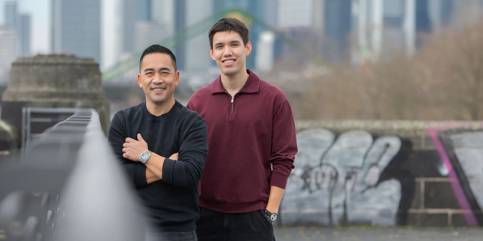 Hannes Hahn und Minh Vo vor der Frankfurter Skyline